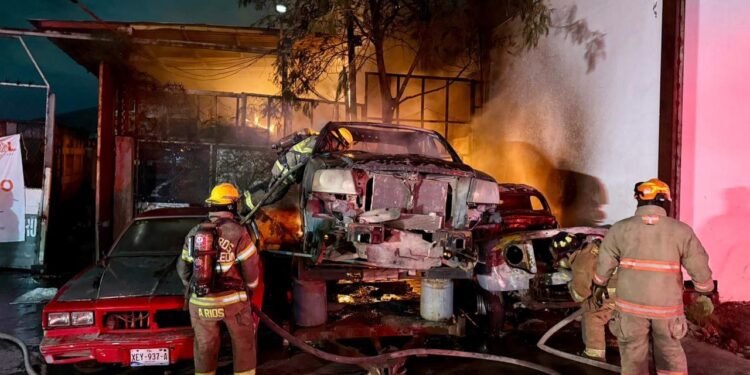Investigan incendio en comercio clausurado