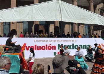 Inicia desfile conmemorativo de la Revolución Mexicana