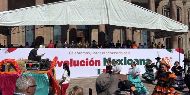 Inicia desfile conmemorativo de la Revolución Mexicana
