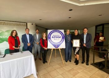 Entregan “Distintivo APAM” a Condusef