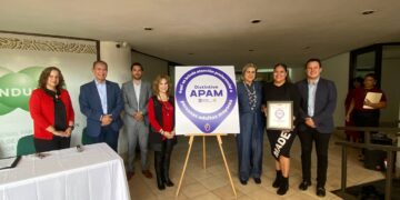 Entregan “Distintivo APAM” a Condusef