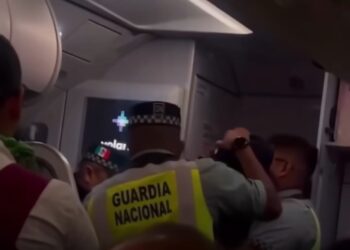 Se pone agresivo en avión y lo detienen
