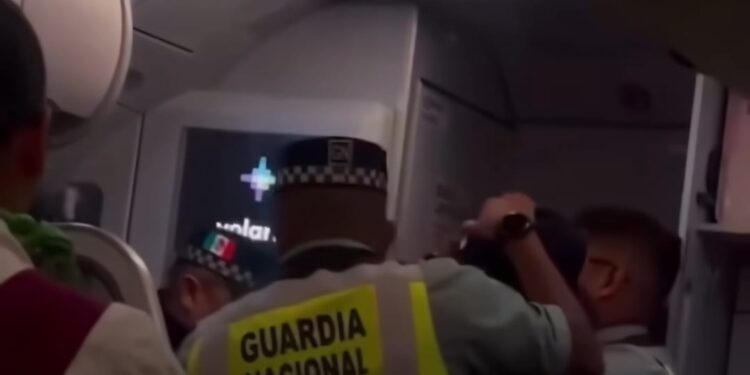 Se pone agresivo en avión y lo detienen