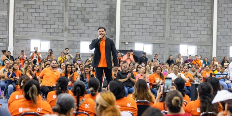 Entregan en Cadereyta tarjetas “Ayudamos a las mujeres”