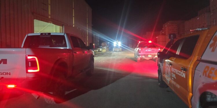 Corto circuito provoca incendio en fábrica