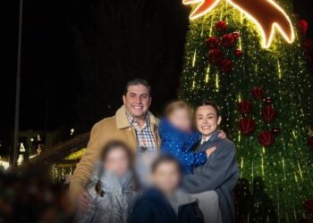 Alcalde de Salinas Victoria enciende pino navideño