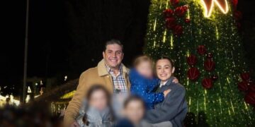 Alcalde de Salinas Victoria enciende pino navideño