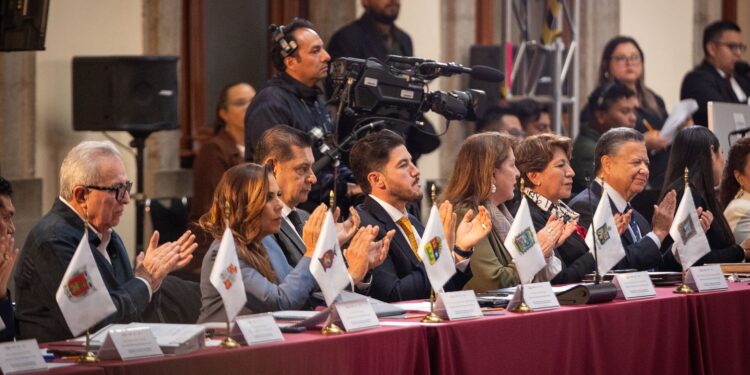 Presenta Samuel propuestas contra violencia familiar y desaparecidos