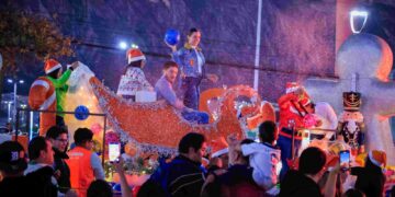 Llevan desfile navideño a Santa Catarina