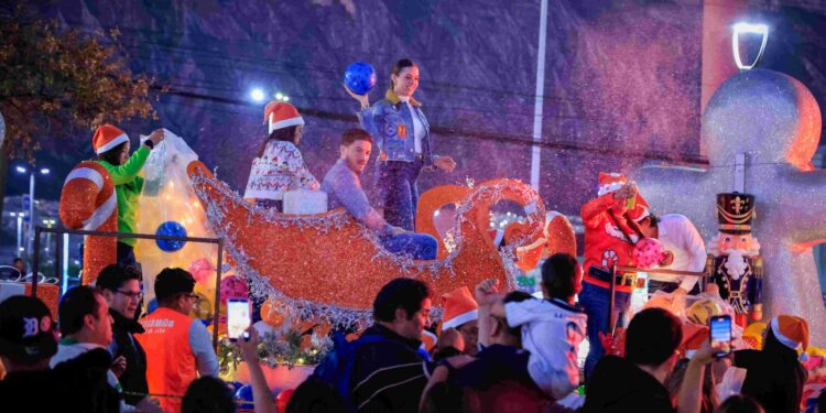 Llevan desfile navideño a Santa Catarina