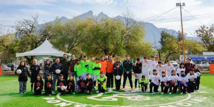 Inaugura Gobernador cancha #392