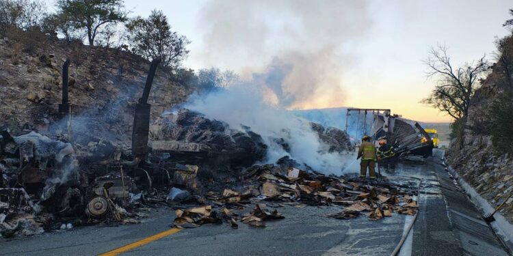Tráilers se incendian tras choque en Salinas Victoria