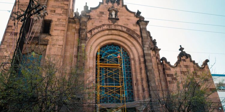 Inician restauración de Vitrales del Templo San José