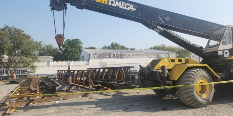 Viga lesiona a trabajador en Guadalupe