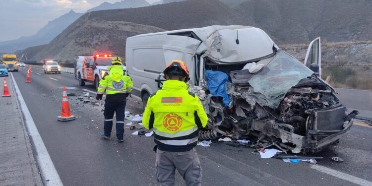 Muere conductor tras impactarse contra tráiler en García