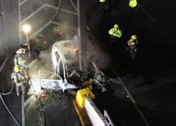 Muere hombre tras choque e incendio de vehículo