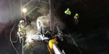 Muere hombre tras choque e incendio de vehículo