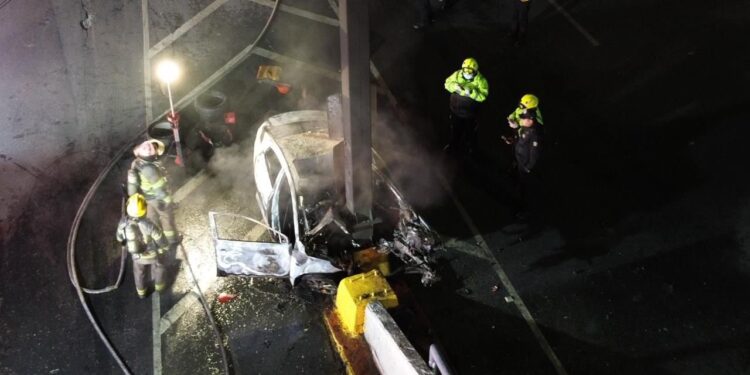 Muere hombre tras choque e incendio de vehículo