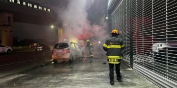 Incendio consume vehículo en Morones Prieto