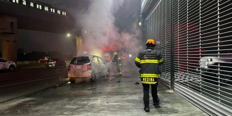 Incendio consume vehículo en Morones Prieto