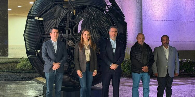 Presenta Monterrey la escultura “Balón mexicano”