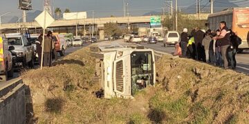 Volcadura de camión de personal deja 8 lesionados