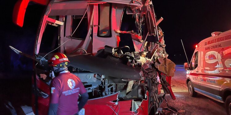Accidente de autobús deja 5 lesionados