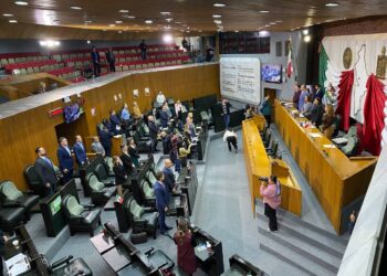 Congreso guarda minuto de silencio por víctimas de violencia