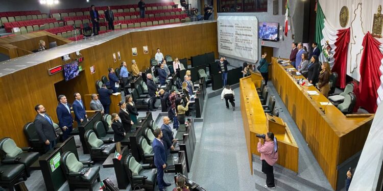 Congreso guarda minuto de silencio por víctimas de violencia