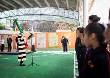 Abandera Mariana escolta del Dif Capullos