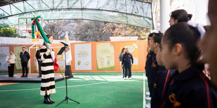 Abandera Mariana escolta del Dif Capullos