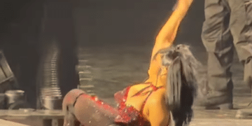 Cardi B se cae durante concierto
