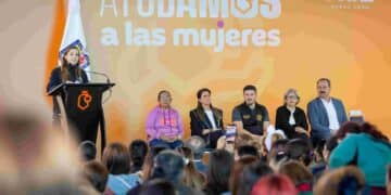 Entregan tarjeta de “Ayudamos a las mujeres” en Monterrey