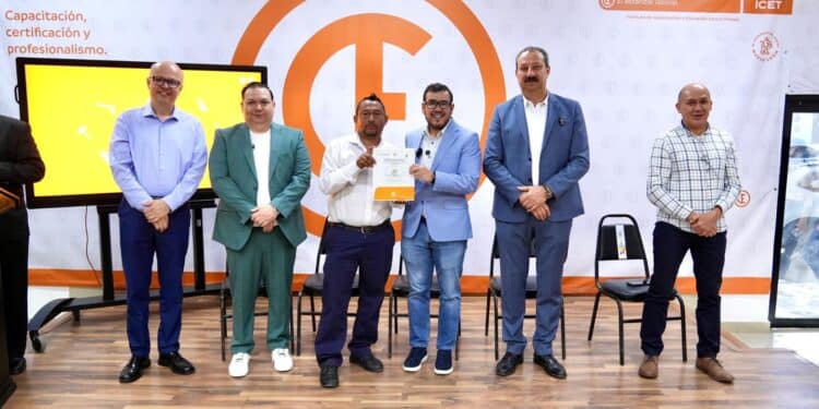 Certifican a 97 conductores de transporte público en NL