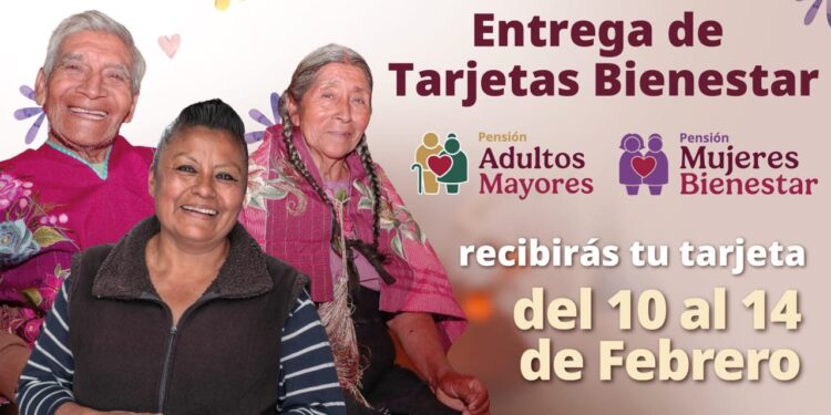 Entregan tarjetas Bienestar a mujeres y adultos mayores