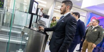 Inauguran área de auto-documentación en aeropuerto