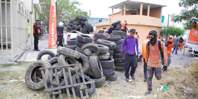 Retiran 218 llantas del Rio Santa Catarina