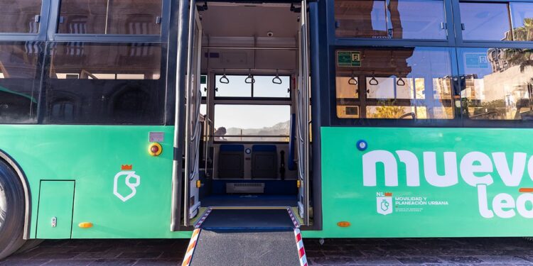 Entregan 60 camiones nuevos al Sistema de transporte