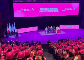Toman protesta a 607 mujeres de la brigada “Cascos rosas”