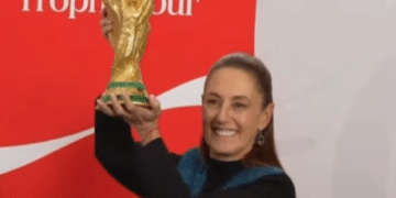 Llevan Copa del mundial a Palacio Nacional