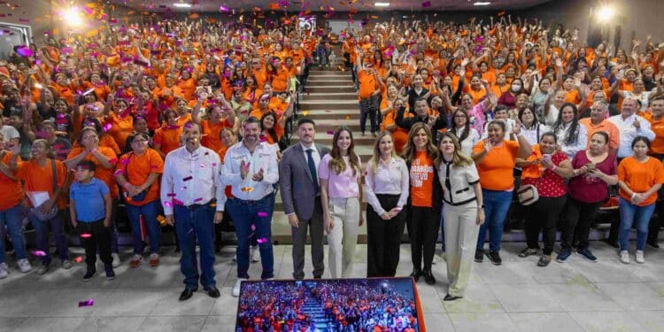 Entregan tarjetas “Ayudamos a las mujeres” en El Carmen
