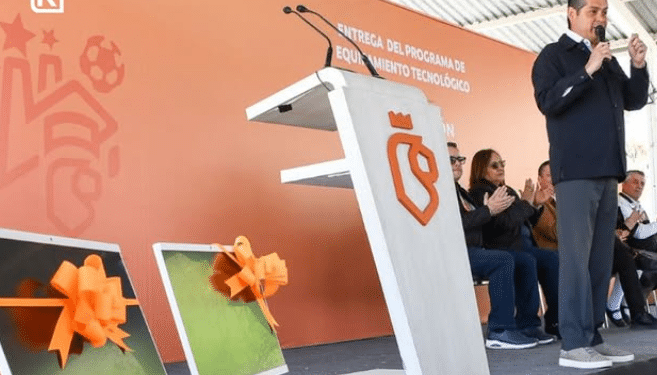 Entregan equipo tecnológico a 20 escuelas