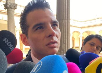 Arce debe enfrentar acusaciones: Miguel Flores