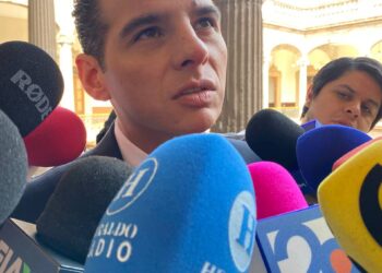 Arce debe enfrentar acusaciones: Miguel Flores