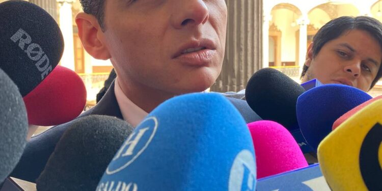 Arce debe enfrentar acusaciones: Miguel Flores