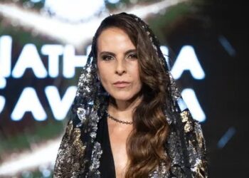 Kate del Castillo modela a sus 53 años