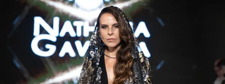 Kate del Castillo modela a sus 53 años