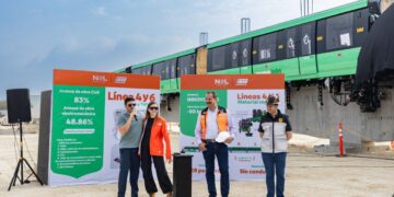 Supervisan Samuel y Mariana primer monorriel montado