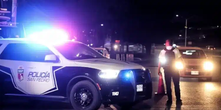 Detienen por presunto cohecho a siete policías de San Pedro