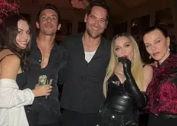 Alberto Guerra y Zuria Vega junto a Madonna